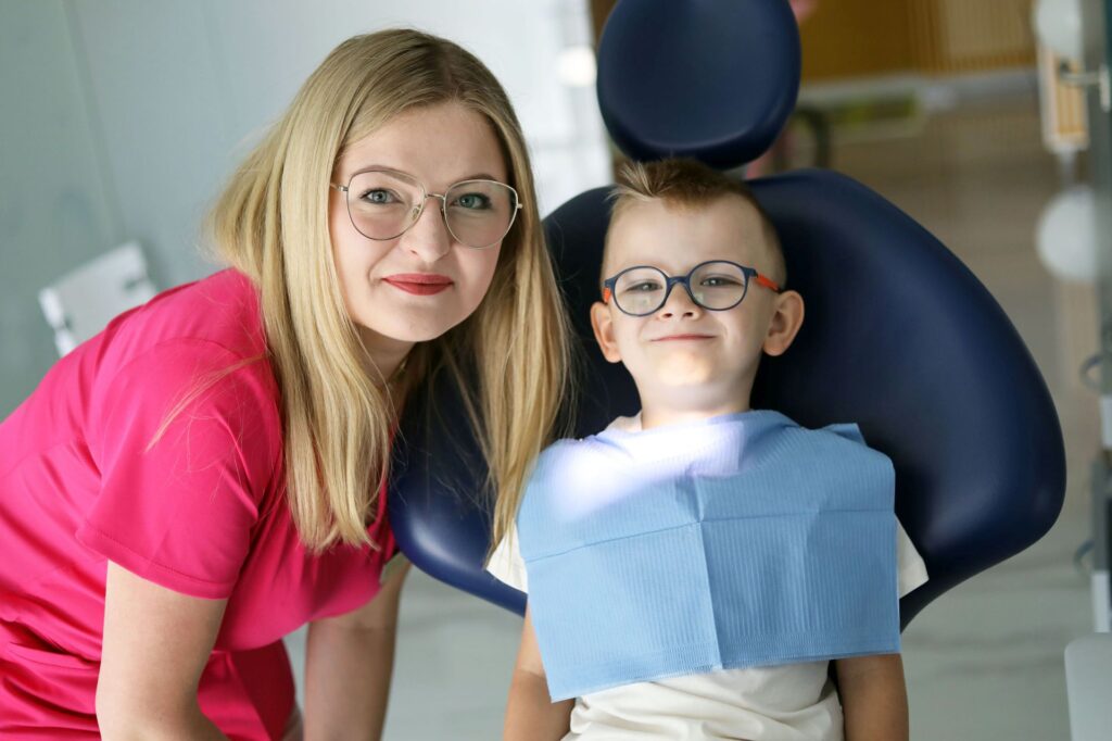 chłopczyk z dentystką w gabinecie