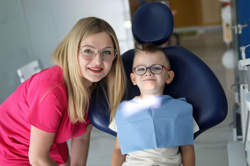 chłopczyk na fotelu dentystycznym