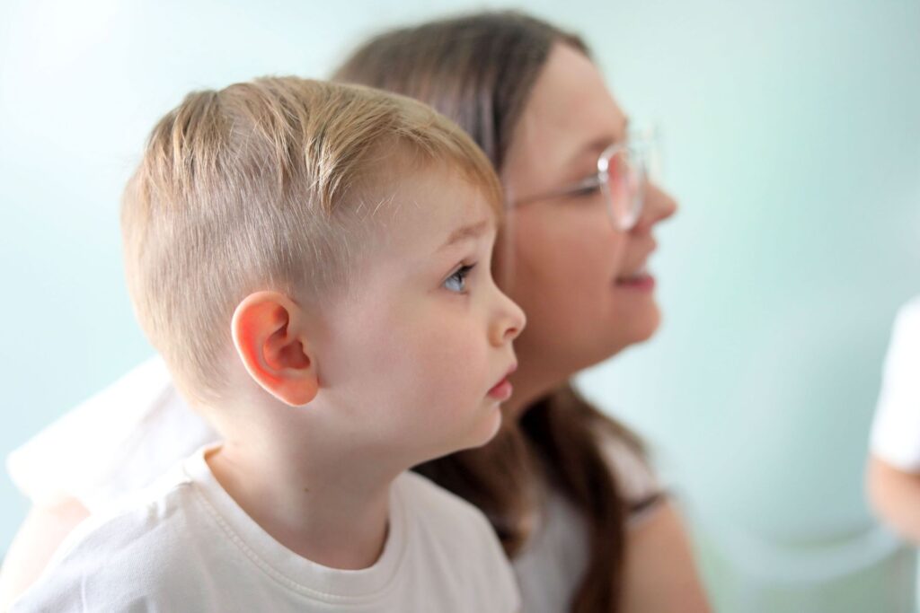 chłopczyk z mamą na wizycie stomatologicznej