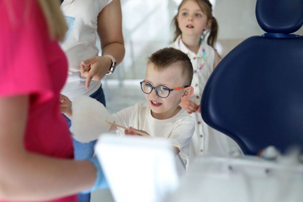 chłopczyk z watą cukrową