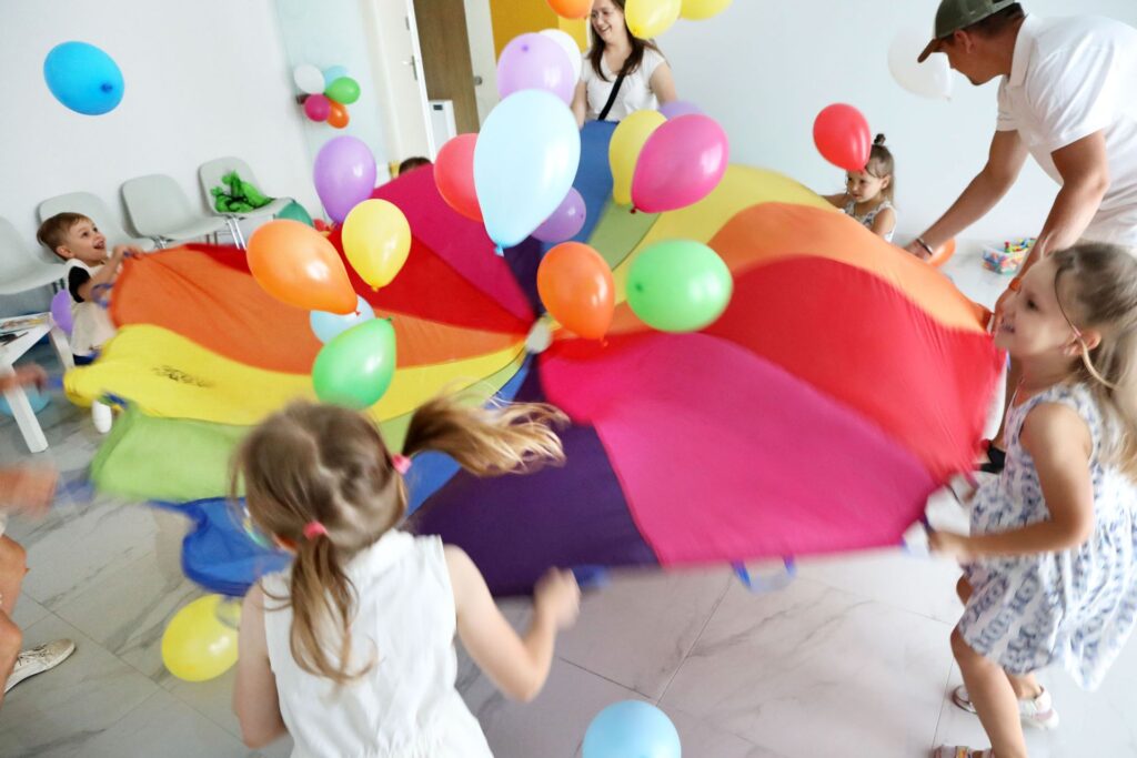 dzieci bawią się z balonikami