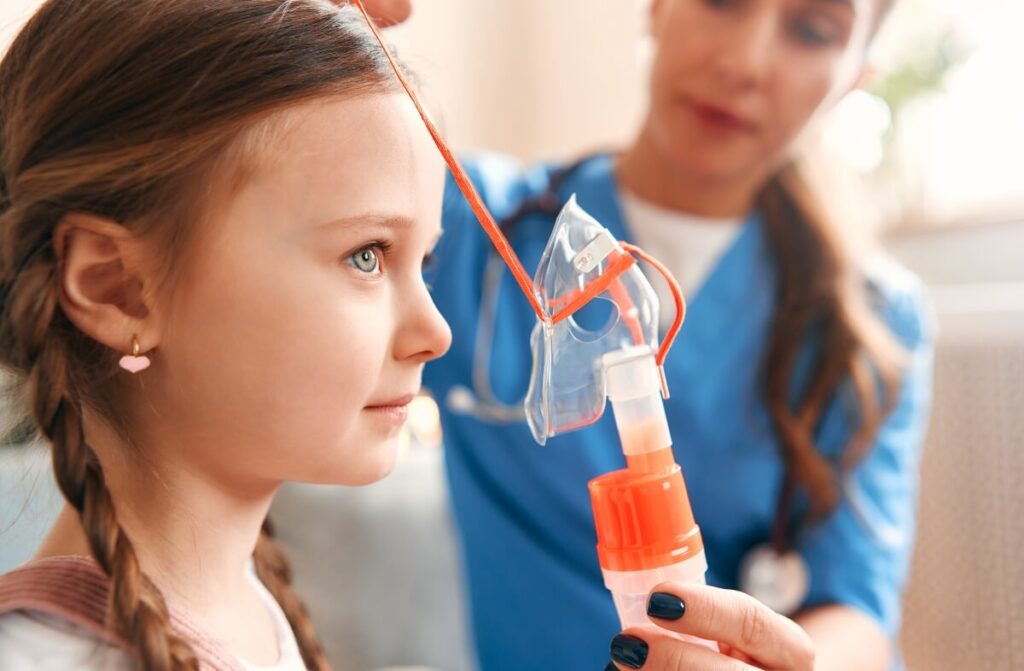 Dziewczynka używa maski tlenowej, co ilustruje podtlenek azotu działanie.