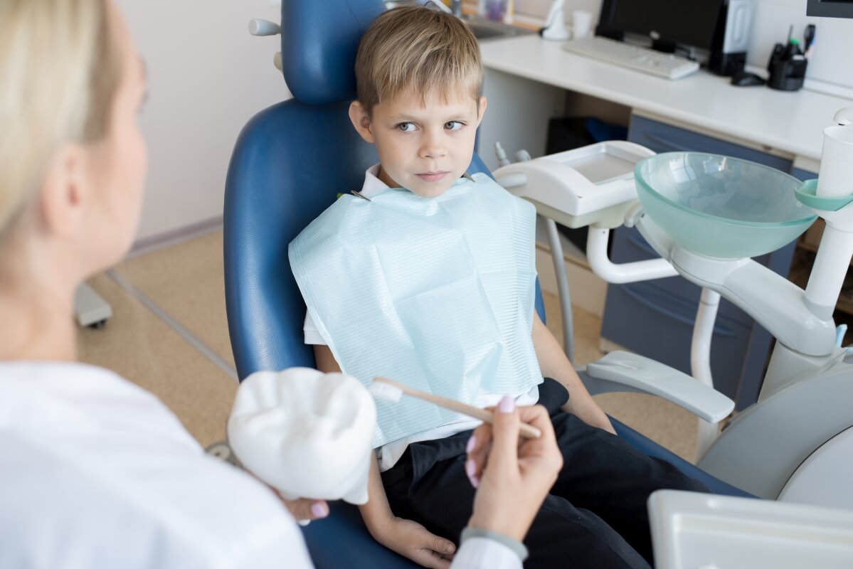 Po zabiegu stomatologicznym u dziecka zaleca się unikać jedzenia twardych pokarmów przez kilka godzin.